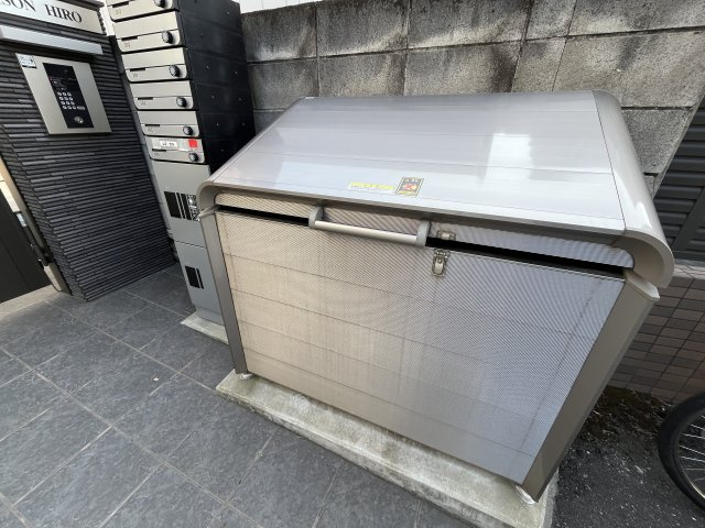 【設備】 | MAISON HIRO | 敷地内ゴミストッカー