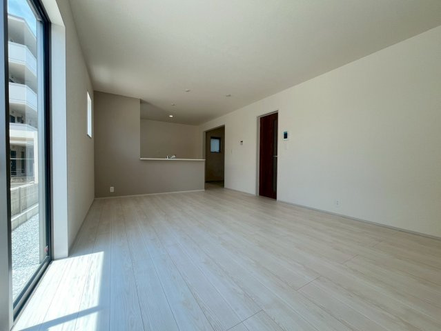 うるま市前原新築戸建て 1号棟（全10棟）の居間・リビング|17帖の広々としたLDK