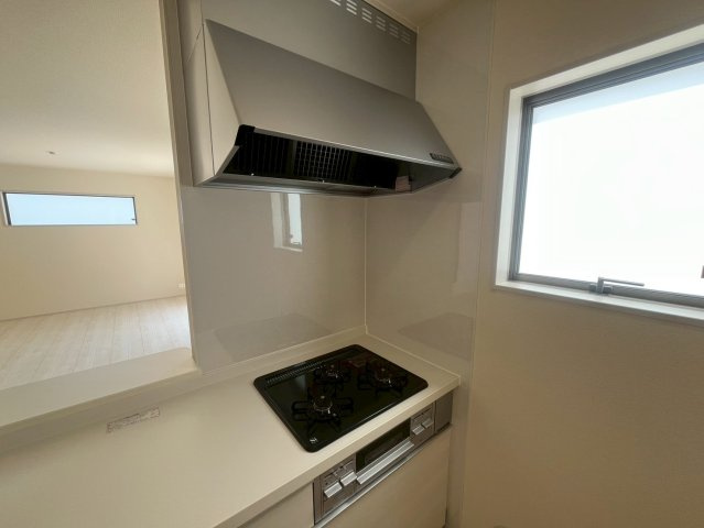 うるま市前原新築戸建て 1号棟（全10棟）のキッチン|レンジフードとコンロ