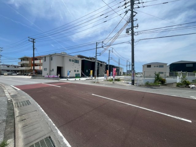 うるま市前原新築戸建て 1号棟（全10棟）の前面道路含む現地写真