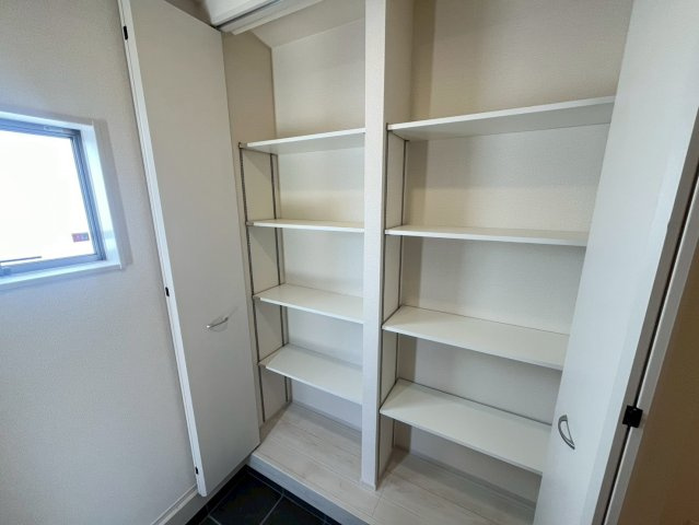 うるま市前原新築戸建て 1号棟（全10棟）の収納|シューズはもちろん！アウトドア用品やボール・おもちゃも入る巨大収納