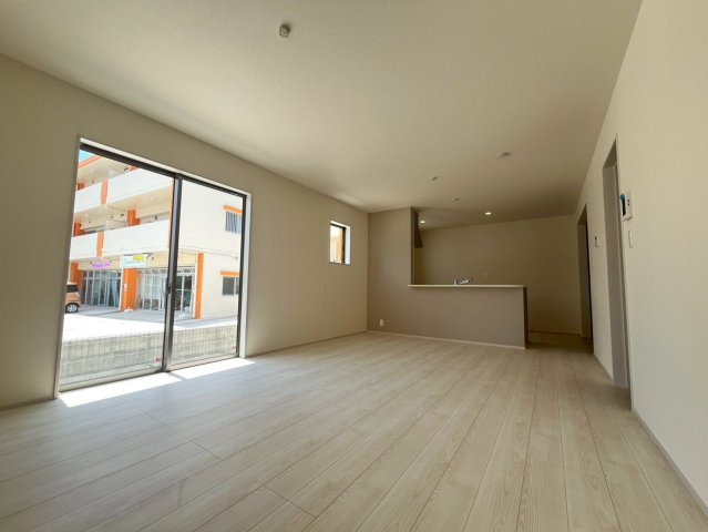 うるま市前原新築戸建て 1号棟（全10棟）の居間・リビング|外からの光もばっちり
