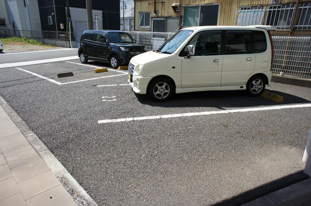 センチュリーパーク広住町の駐車場