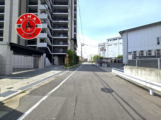 ブライトクロス博多SOUTHの外観|物件入口の広々とした前面道路です。