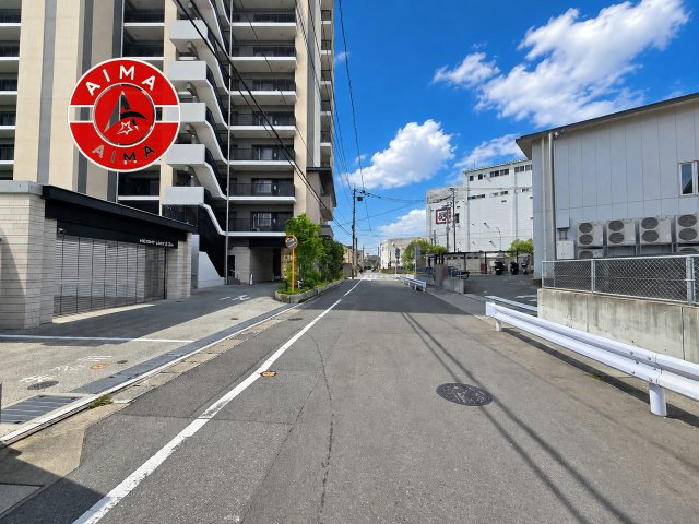 ブライトクロス博多SOUTHの外観|物件入口の広々とした前面道路です。