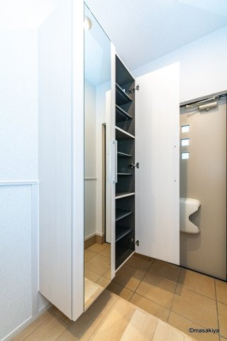 ルシエールの玄関|写真は同じ建築会社の同タイプの物です。色、仕様は異なります。