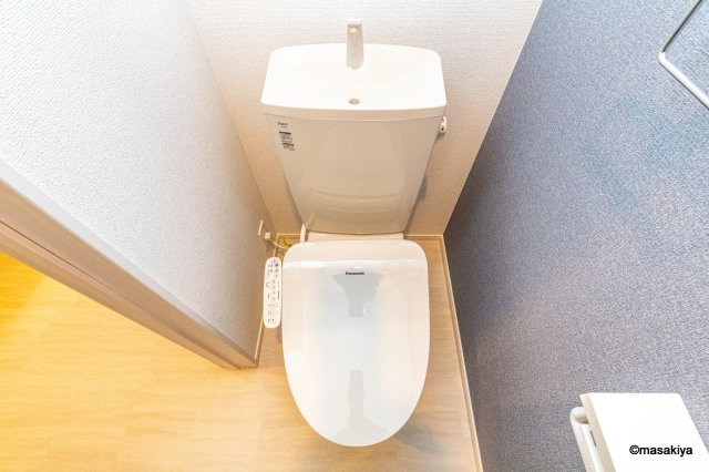 ルシエールのトイレ|写真は同じ建築会社の同タイプの物です。色、仕様は異なります。