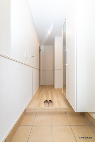ルシエールの玄関|写真は同じ建築会社の同タイプの物です。色、仕様は異なります。