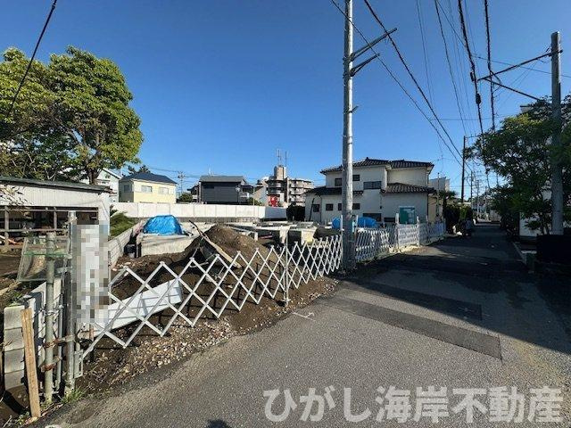 藤沢市辻堂６丁目　新築戸建　全３棟の前面道路含む現地写真|5月1日撮影　建築中　現地外観