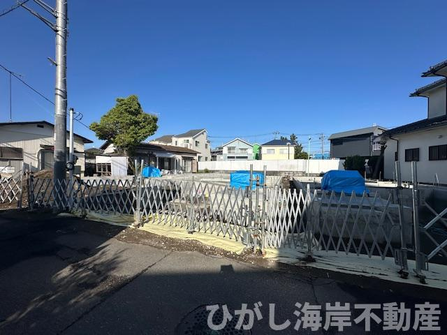 藤沢市辻堂６丁目　新築戸建　全３棟の前面道路含む現地写真|5月1日撮影　建築中　現地外観