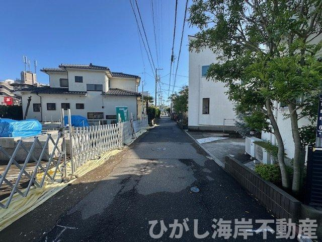 藤沢市辻堂６丁目　新築戸建　全３棟の前面道路含む現地写真|5月1日撮影　建築中　現地外観