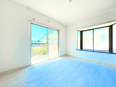 【洋室】 | ワコー花月　Reform物件/駅まで徒歩7分/角部屋/ペット可 | ◆柔らかい陽光が差し込む明るいお部屋を演出する設計。彩光の取れる窓が気持ちの良いお部屋を創り上げます。