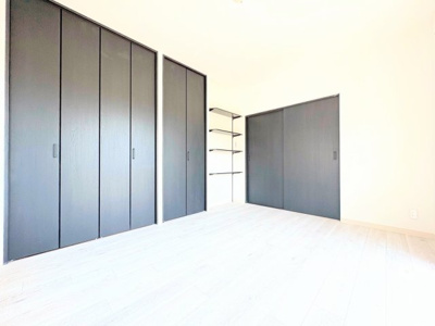 【洋室】 | ワコー花月　Reform物件/駅まで徒歩7分/角部屋/ペット可 | ◆室内はいつも明るい印象なので気持ちの良い朝を迎えられます。各部屋にはクローゼットを完備しており、収納が多いお家はすっきりして快適空間です。