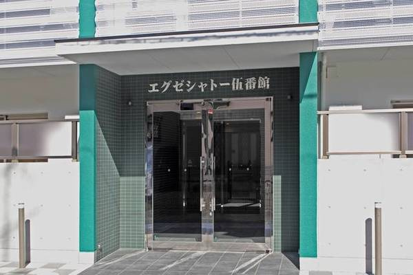 エグゼシャトー伍番館のエントランス