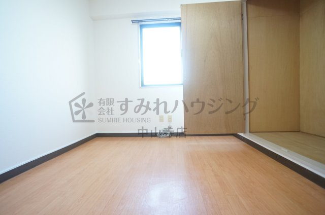 メゾンド中山の居間・リビング