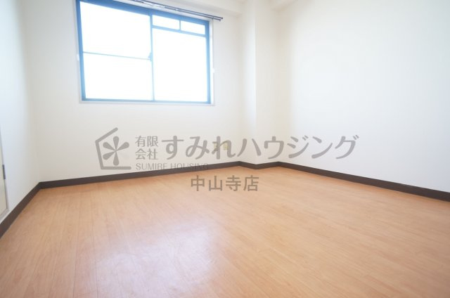 メゾンド中山の居間・リビング