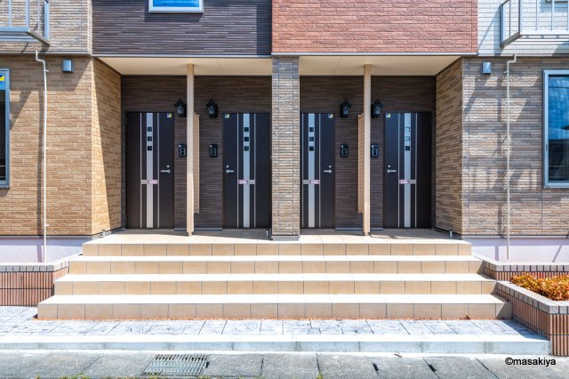 ルシエールのエントランス|写真は同じ建築会社の同タイプの物です。色、仕様は異なります。