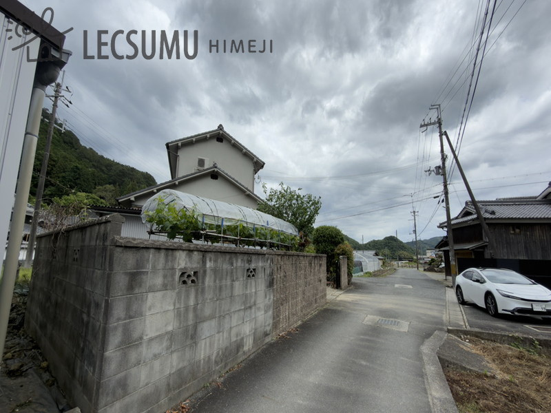 姫路市夢前町塚本/中古戸建の前面道路含む現地写真
