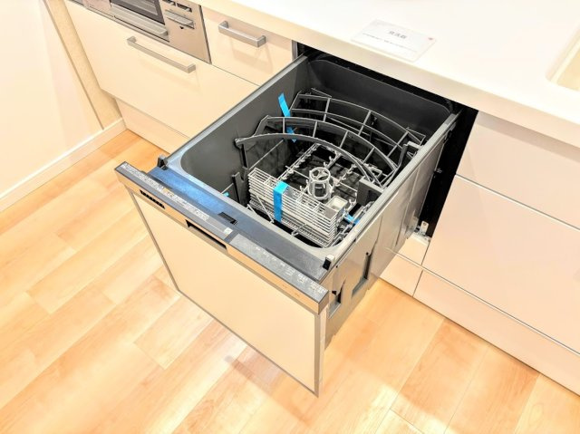 野庭団地634-2号棟のキッチン|モデルルーム写真◆食後の食器洗いは食洗機にお任せ！ご家族と団らんの時間を。家事の時短に効果大の食洗器付き。高温洗浄、節水効果もございます。