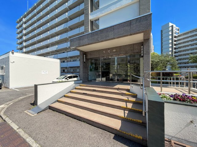 野庭団地634-2号棟|◆エントランスは、マンションの「顔」印象を左右する大事な空間です。居住者の帰り、訪れる方を優しく迎えてくれます。