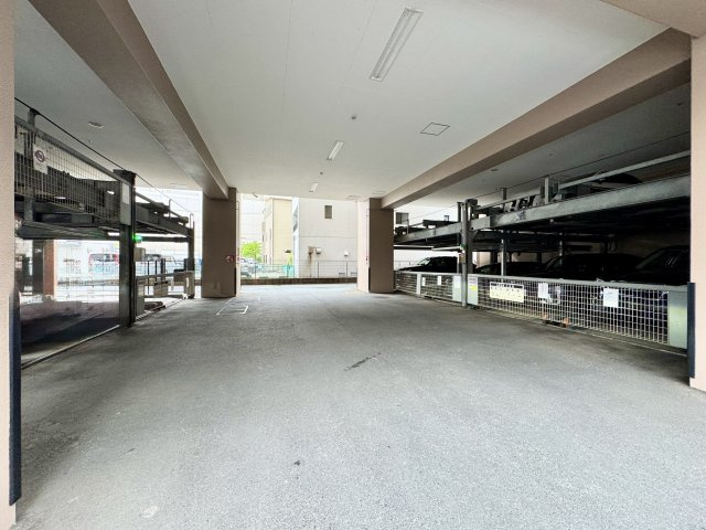 サーパス浜松駅前の駐車場|駐車場は、平面タイプと機械式に分かれています。
駐車場敷地内１台継承可。
（２年周期で抽選保管場所変更あり。）