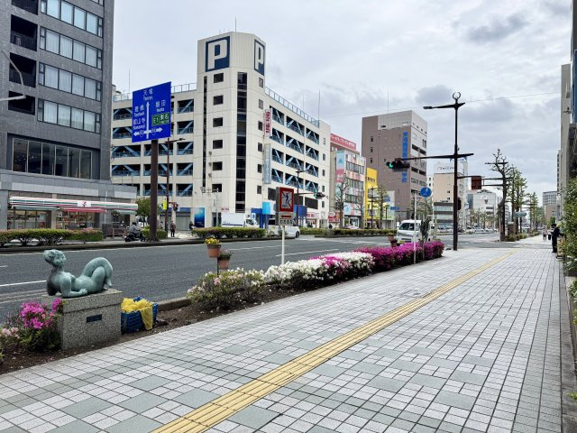 サーパス浜松駅前の周辺|前面道路を南側から北向きに撮影しました。