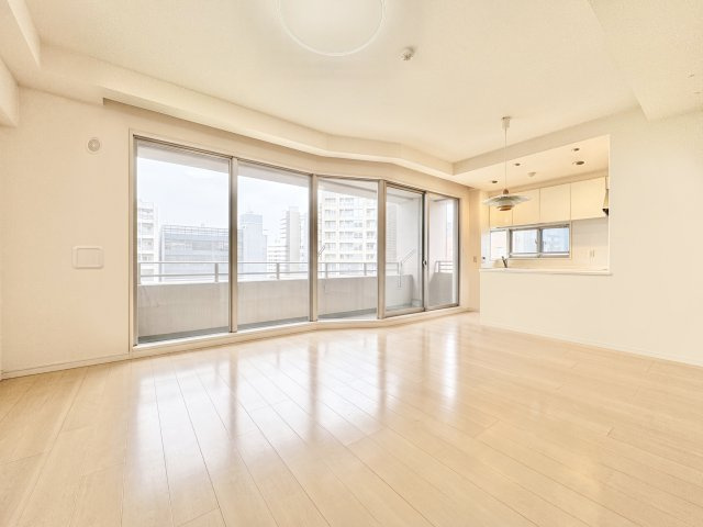 サーパス浜松駅前の居間・リビング|約１９帖のリビング♪家具を消してみました。大きい窓＋角部屋なので開放感が◎
家具を消しました。イメージ画像です。