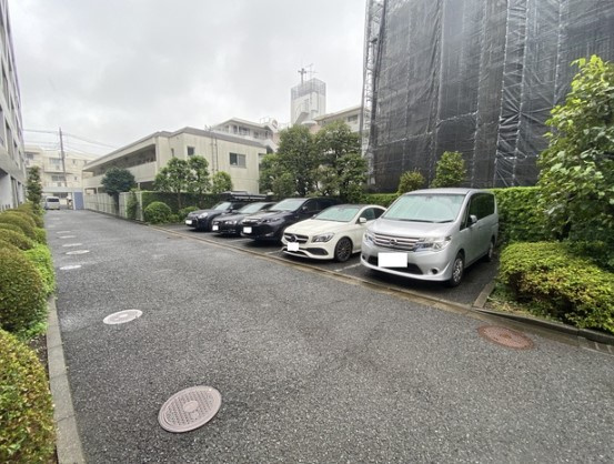 ディコーラムの駐車場