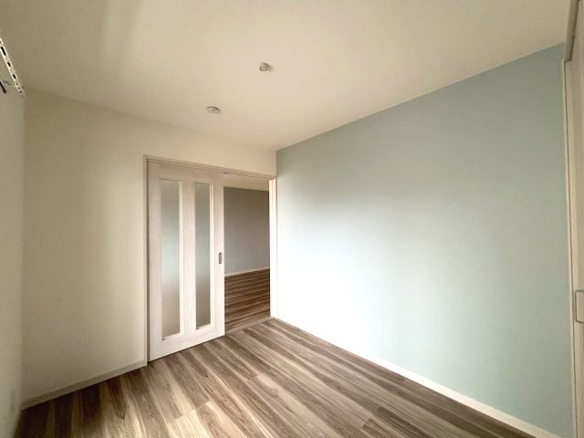 リアライズ箕岡の洋室