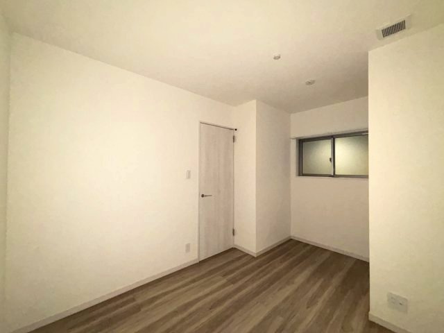 リアライズ箕岡の洋室
