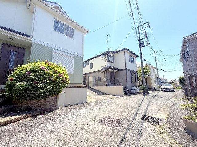 あきる野市草花　中古戸建の前面道路含む現地写真