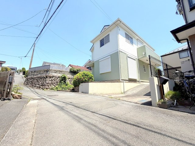 あきる野市草花　中古戸建の前面道路含む現地写真