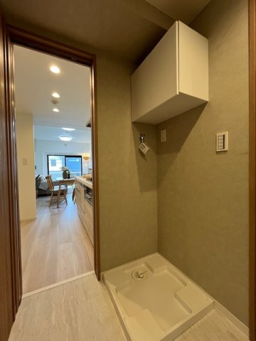 ワコーレ春日部南の脱衣所|洗濯機の上に洗剤やタオルを収納できるように棚を造作しました。