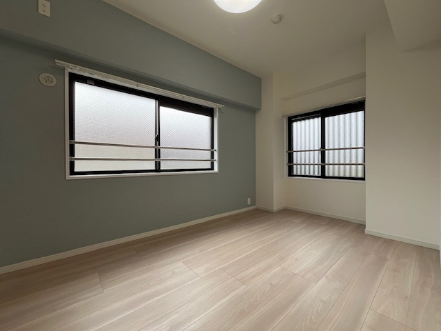 ワコーレ春日部南の洋室|【約5.7帖】西向き2面採光で午後明るいお部屋です。