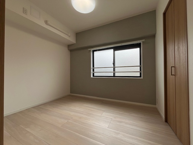ワコーレ春日部南の洋室|【約4.6帖】窓付きの中部屋。エアコン設置も可能です。
