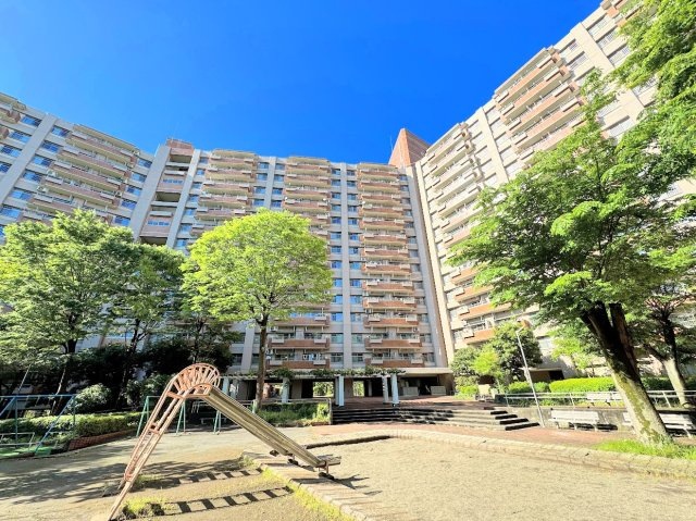 横浜若葉台第1-3棟の外観|◆管理体制良好なマンションです。清潔感のあるエントランスに開放感のある住環境。