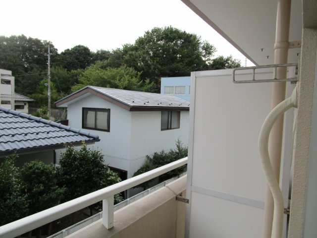 バルコニーからの眺望は、南西向き２階角部屋で陽当り眺望良好♪
