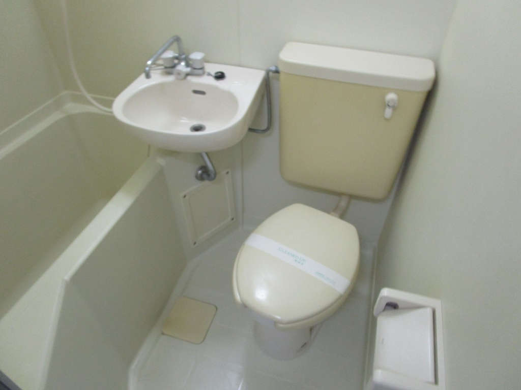お風呂とトイレと洗面台の3点ユニットバスです♪