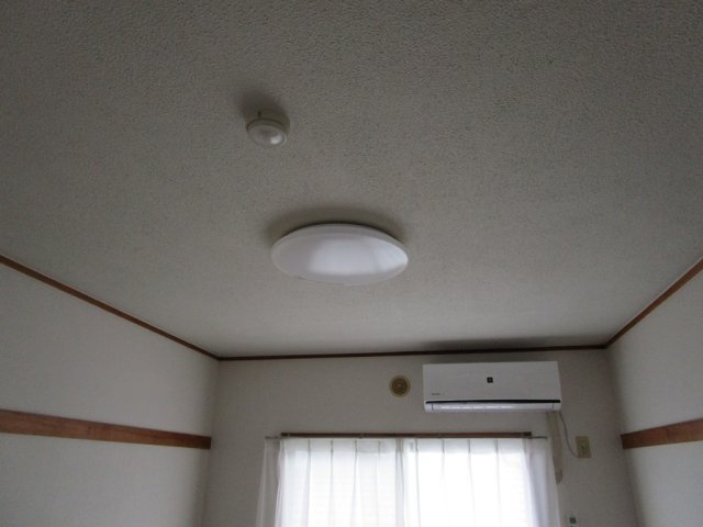 カーテンは付いていません。洋室６帖にはエアコンと照明付き♪