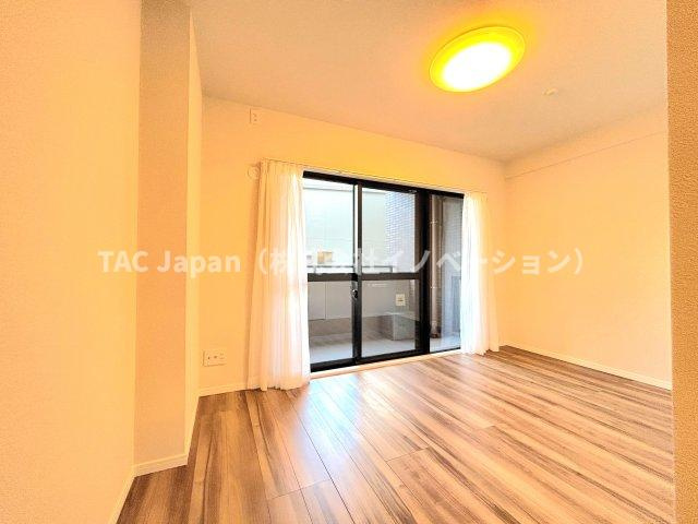 ドラゴンマンション木場公園壱番館の洋室|～Bed room～
バルコニーから陽当たりが差し込みますので、日中は電気など必要ない明るさとなっております。