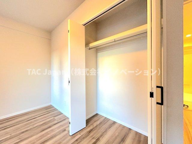 ドラゴンマンション木場公園壱番館の収納|～Closet～
各部屋に収納が付いており冬物や夏物、スーツケースなども全部まとめて収納もできますのでお部屋を広く開放的にお使いいただけます。