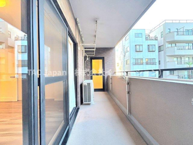 ドラゴンマンション木場公園壱番館のバルコニー|～Closet～
各部屋に収納が付いており冬物や夏物、スーツケースなども全部まとめて収納もできますのでお部屋を広く開放的にお使いいただけます。