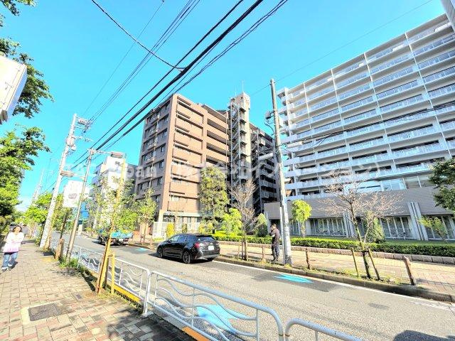 ドラゴンマンション木場公園壱番館の外観|青空に映えるこの雄大な佇まい。
陽当たり、立地、周辺環境など恵まれた好条件となっております。