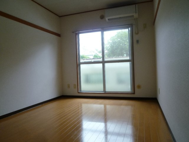 南西向き２階で陽当り眺望良好の洋室6帖はエアコン付きです♪