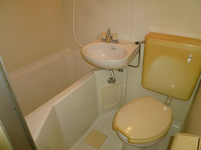 お風呂とトイレと洗面台の3点ユニットバスです♪
