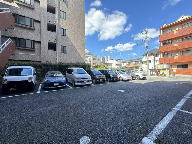 フローレンスビレッジⅢ の駐車場