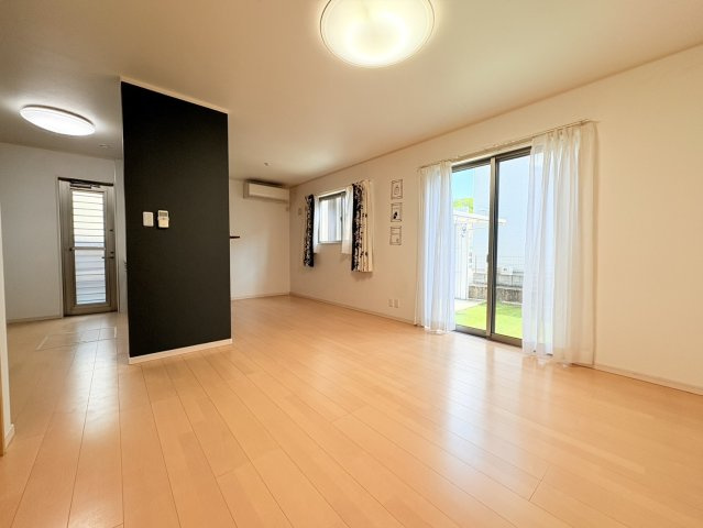 有野町有野一戸建の居間・リビング|ゆったりとした居間です