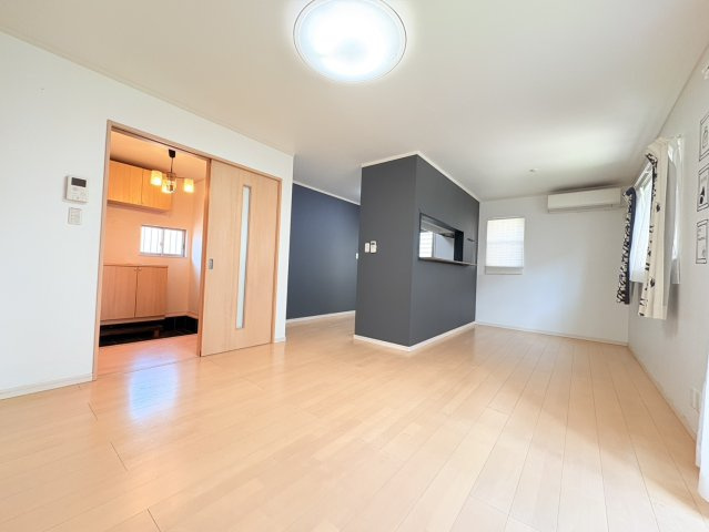 有野町有野一戸建の居間・リビング|使いやすいリビングです