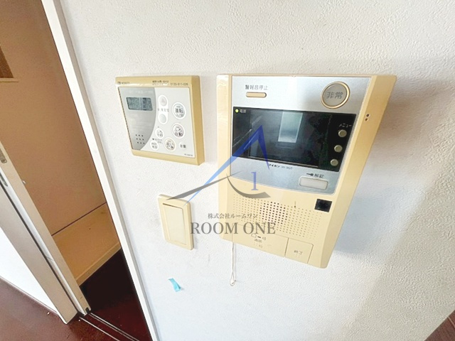 ロイヤルパークス梅島のセキュリティ|モニター付きインターホンです。