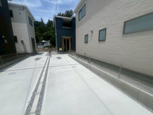 うるま市前原新築戸建て 10号棟（全10棟）の前面道路含む現地写真